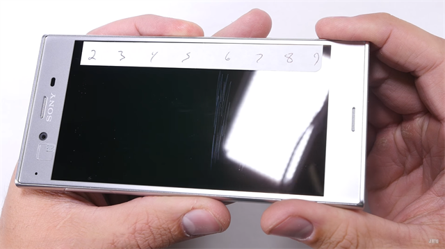 Yeni nesil metal kasa kullanıldığı açıklanan Sony Xperia XZ kolaylıkla bükülebiliyor.