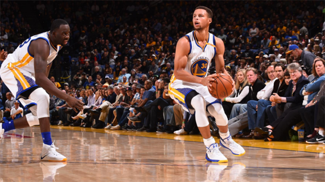28 yaşındaki Curry, 2012-13 sezonunda normal sezonda 272 üçlük atarak NBA rekoru kırıp bir sezonda en fazla üçlük atan oyuncu olarak tarihe geçse de 2015-16 sezonunda 402 üçlük atarak rekorunu 130 üçlük geliştirmişti.

