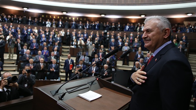 Başbakan Yıldırım, salonda bulunan konukları selamladı.