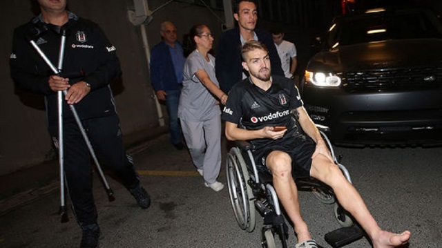 Antalyaspor maçında aşil tendonu kopan Caner Erkin, stadyumu tekerlekli sandalye ile terk etmişti.