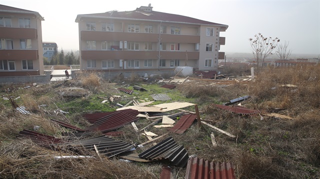 Edirne’de şiddetli lodos apartman çatılarını söktü-Edirne haber