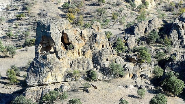 Uşak'ın Eşme ilçesinde kaya ev ve mezarları, volkanik kalıntılardaki ayak izleriyle kendini gösteren Mesotimolos'un, yapılacak arkeolojik çalışmalarla turizme kazandırılması hedefleniyor.