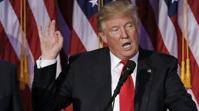 ABD'nin 45'inci Başkanı Donald Trump, zafer konuşması yaparken Cumhuriyetçilerin rengi olan kırmızı kravat kullandı.