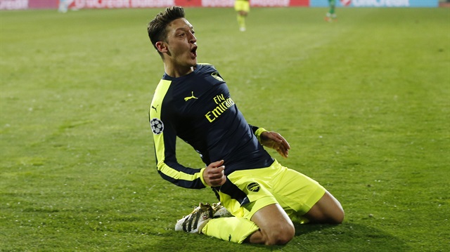 Mesut Özil'in Manchester United ile sözleşme imzalaması halinde haftada 250 bin sterlin kazanacağı kaydedildi.