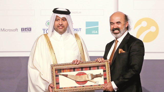IBF Başkanı Erol Yarar,  Katarlı Bakan Al Thani’ye günün anısına bir hediye takdim etti.