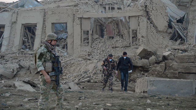 Afganistan'ın Mezar-ı Şerif kentinde, Alman Başkonsolosluğuna düzenlenen saldırı sonucu güvenlik ekipleri bölgede inceleme yaptı. 