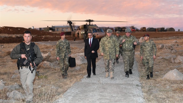 Genelkurmay Başkanı Orgeneral Hulusi Akar, Silopi ve Şırnak'ta konuşlu olan birliklerde ziyaret ve denetlemelerde bulunarak terörle mücadele harekatı, sınır güvenliği ve kaçakçılıkla mücadele faaliyetlerinin sevk ve idaresini yerinde inceledi.​