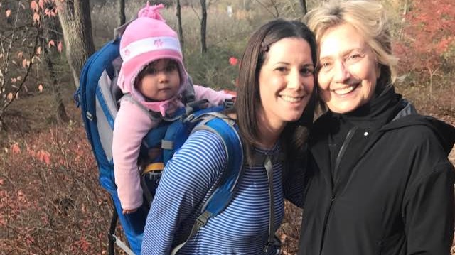 Margot Gerster isimli ABD'li bir kadın, ormanda yürüyüş yaparken seçimi kazanamayan demokrat aday Hillary Clinton ile karşılaştı. 