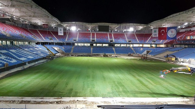 Türkiye'nin deniz yüzeyi doldurularak inşa edilen ilk stadyumu özelliğine sahip Akyazı Stadı'nda çim serme işlemleri bugün tamamlanıyor.