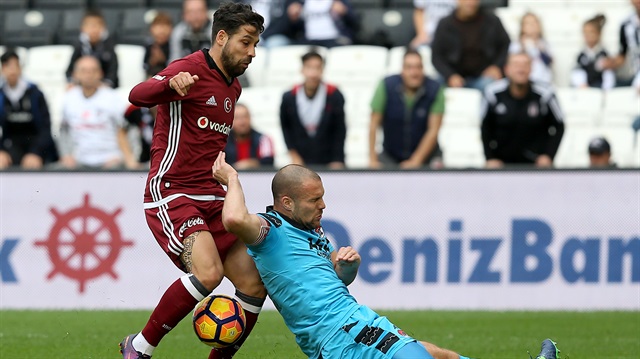 Beşiktaş taraftarı Olcay Şahan'ı performansından dolayı önce ıslıkladı sonra alkışladı.