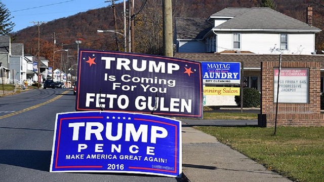 Pensilvanya'da "Trump senin için geliyor FETO Gülen" ifadesinin yer aldığı pankart açıldı.