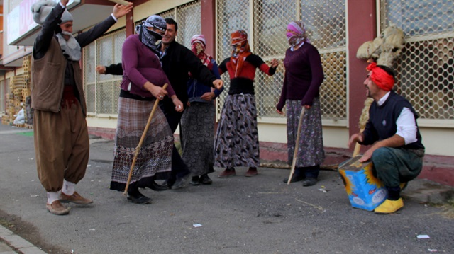 Erzurum'da eski bir gelenek olan 'deve oyunu' ile gelin çıkaran köyün gençleri, davetlileri un ve yumurtaya buladı.