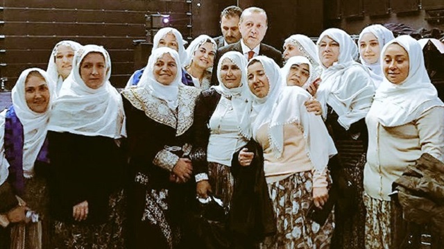 Cumhurbaşkanı Erdoğan, kadın çiftçilerle hatıra fotoğrafı çektirdi.