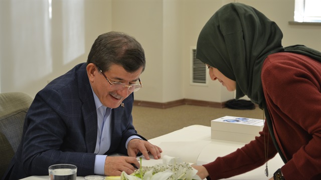 Okurların yoğun ilgisiyle karşılaşan Davutoğu, 4 saat boyunca kitaplarını imzaladı.