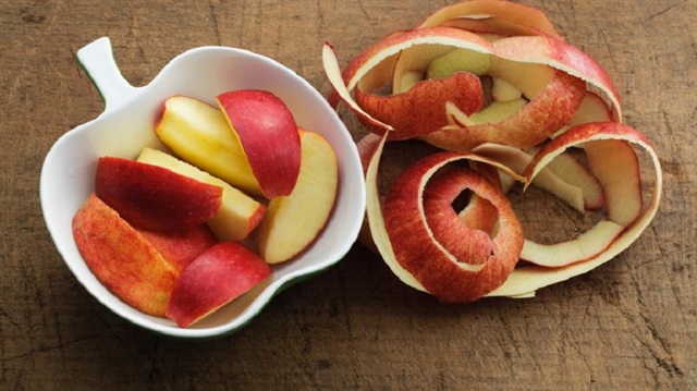 Elmanın kabuğu, biraz ıhlamur ve karanfille birlikte kaynatılarak çay olarak içilebilir.