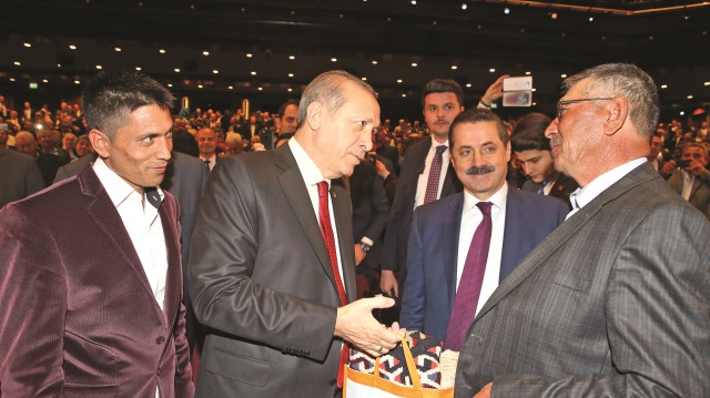 Cumhurbaşkanı Recep Tayyip Erdoğan, Beştepe Millet Kültür ve KongreMerkezi'nde gerçekleştirilen "Milli Tarım Projesi"toplantısına katıldı. Cumhurbaşkanı Erdoğan, katılımcılarla bir süre sohbet etti.