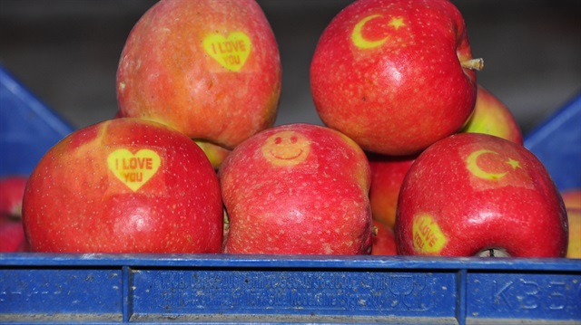 'Gülen yüz', ay yıldız' simgeleri ile 'I love you' yazısı yerleştirilen elmalar ilgi görüyor.
