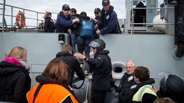 7.8'lik depremle sarsılan Yeni Zelanda'da mahsur kalan turistler, savaş gemileriyle tahliye edildi. 