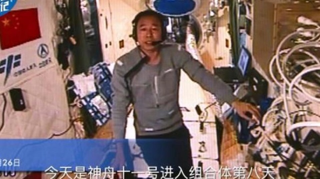 33 günlük misyon kapsamında fırlatılan Şıncou-11 uzay aracında bulunan ve aracın kenetlendiği Tiengong-2'de çalışmalar yapan iki astronot, yörüngedeki yaşamlarına ilişkin bilgiler paylaştı.
