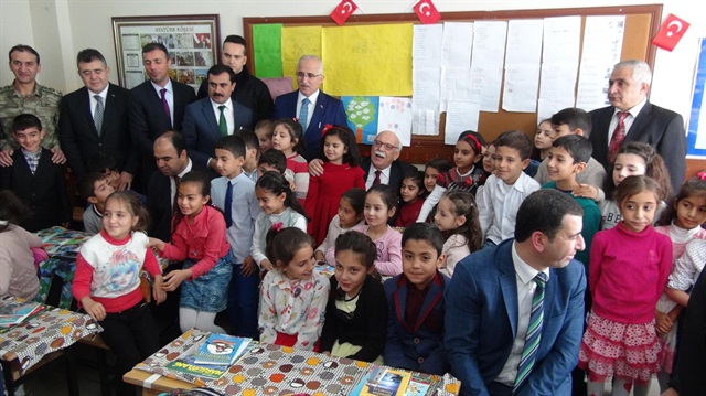 Kültür ve Turizm Bakanı Nabi Avcı çocuklarla fotoğraf çektirdi.