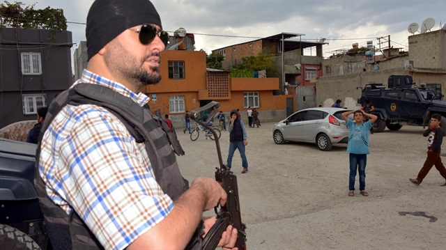 Adana'da 500 polisle operasyon düzenlendi. 