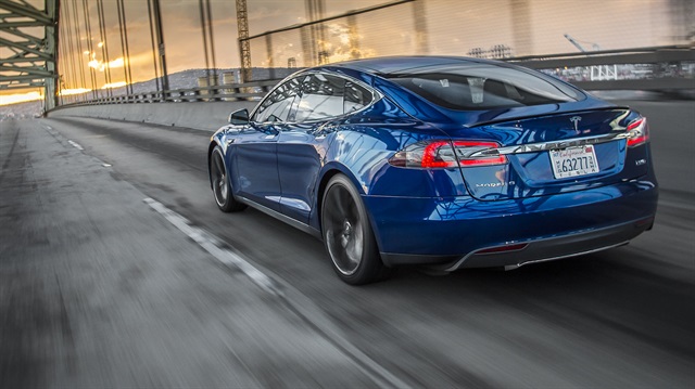 Tesla Model S P100D, ana akıma hitap eden en süratli elektrikli otomobil olarak biliniyor.