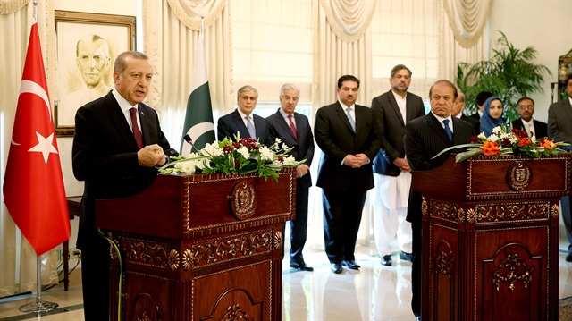 Turkish President Recep Tayyip Erdoğan (L) and Pakistani Prime Minister Nawaz Sharif (R) hold a joint press conference in Islamabad, Pakistan
