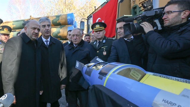 Milli Savunma Bakanı Fikri Işık, Roketsan tarafından üretilen 302 mm Güdümlü Füze ve Silah Sistemi teslim törenine katıldı.