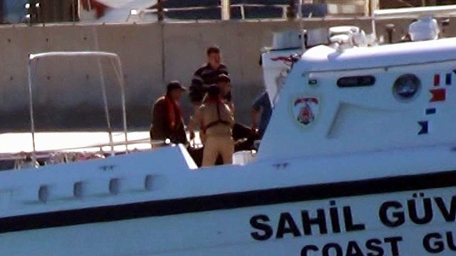 Sahil Güvenlik Komutanlığı ekipleri, arama kurtarma çalışmalarını sürdürüyor.
