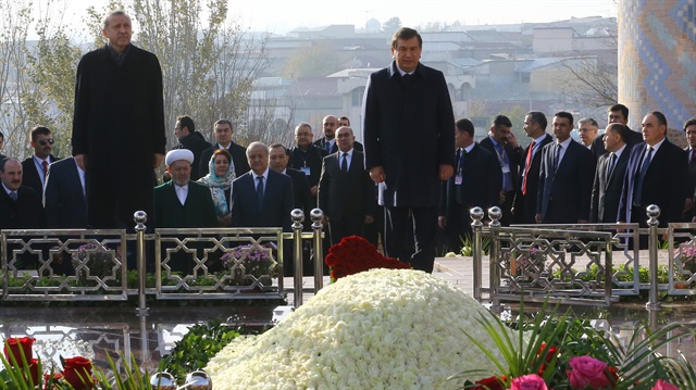 Cumhurbaşkanı Recep Tayyip Erdoğan, Özbekistan Cumhurbaşkanı Vekili ve Başbakan Şevket Mirziyayev ile Özbekistan Birinci Cumhurbaşkanı İslam Kerimov'un kabrini ziyaret etti. 