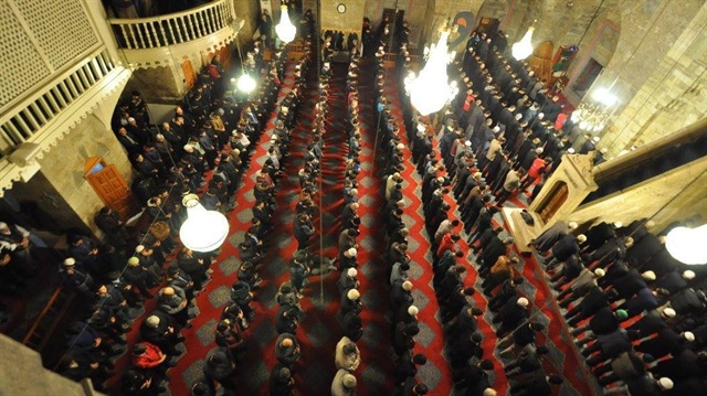 Türkiye'nin 81 ilinden binlerce genç aynı vakitte namaz kılarak tüm ümmete dua etti.