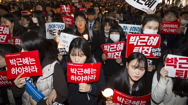 Günay Kore'nin başkenti Seul'de Cumhurbaşkanı Park Geun-Hye!yi protesto etmek isteyen halk sokağa döküldü. 