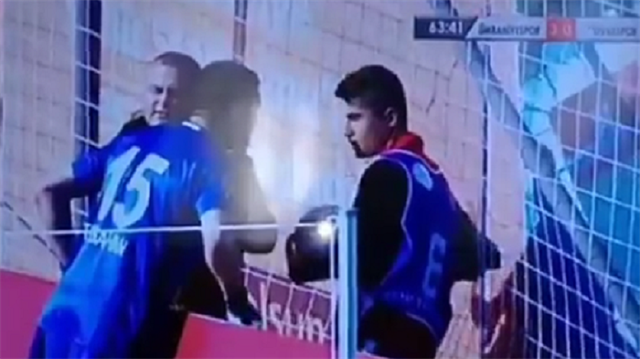Sivasspor kalecisi, Tolgahan Acar, Ümraniyespor maçında top toplayıcı çocuğun üzerine yürüdü.