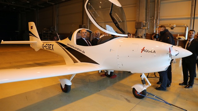 AQUILA marka 'A-211' kuyruk numaralı yerli eğitim uçağı tanıtıldı.