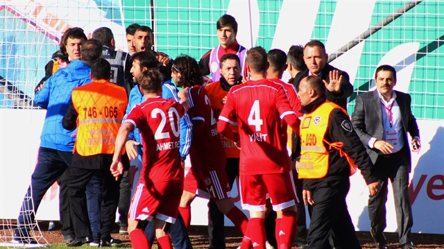 Sivasspor kalecisi Tolgahan Acar,  Ümraniyespor maçında top toplayıcı çocuğun üzerine yürümüştü. 