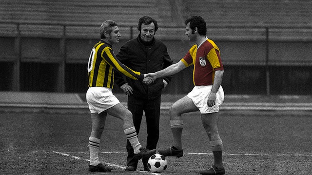 Fenerbahçe ve Galatasaray'ın efsane yıldızları Lefter ile Metin Oktay bundan yıllar sonra da hatırlanacak o fotoğrafı çektiriyor. 