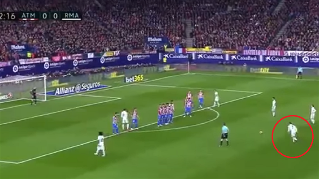Real Madrid'in yıldızı Cristiano Ronaldo, Atletico Madrid'e attığı frikik golüyle takımını 1-0 öne geçirdi. 