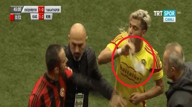 Şentürk oyundan atılınca su içen Murat Akça'nın şişesine vurdu.