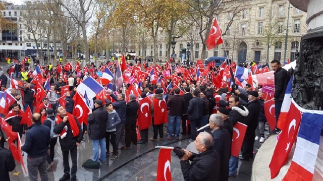 Alana gelen vatandaşlar Türk ve Fransız bayraklarını dalgalandırdı.