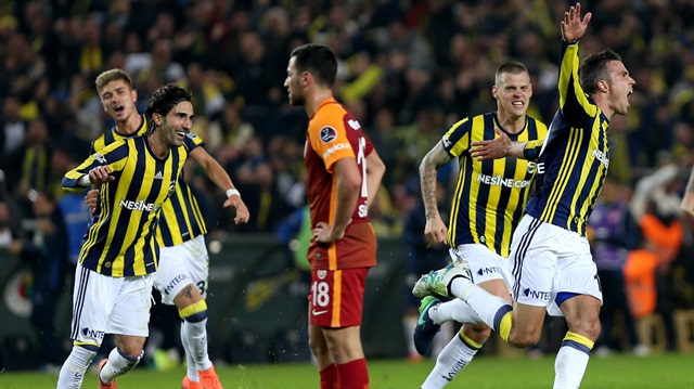 Fenerbahçe, Van Persie'nin attığı iki golle Galatasaray'ı mağlup etti.