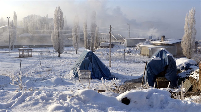 Yerlerin karla kaplı olduğu Ardahan'da hava soğukluğu eksi 19 dereceye kadar düştü.