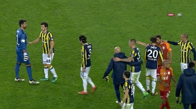 Fenerbahçe kalecisi Volkan Demirel, Galatasaraylı Sabri Sarıoğlu'yla tartıştı. 