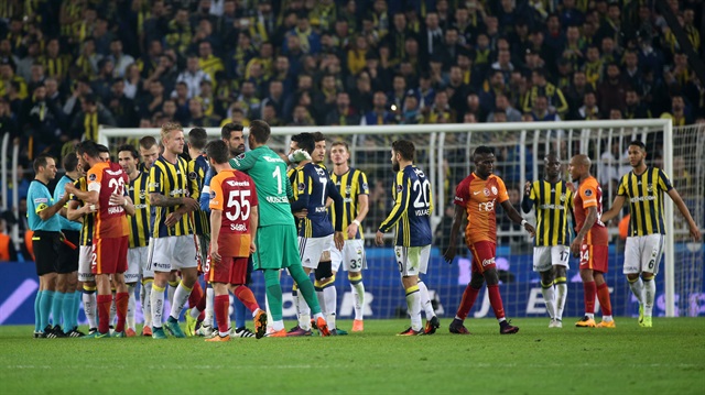 Volkan Demirel'in Sabri Sarıoğlu'yla arasında geçen diyalog maç sonunda sosyal medyanın en çok konuştuğu konular arasında yer aldı. 