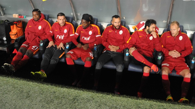 Galatasaray'ın kaptanı Selçuk İnan, Fenerbahçe maçında 90 dakika boyunca yedek oturdu. 