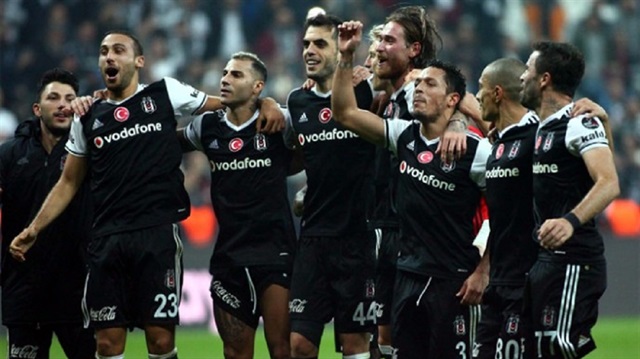 Beşiktaş'ın yıldız stoperi Rhodolfo'nun 2 hafta boyunca sahalardan uzak kalması bekleniyor. 