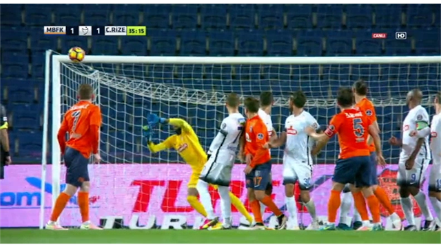 Emre Belözoğlu, Rizespor'la oynanan maçta harika bir frikik golüne imza attı. 
