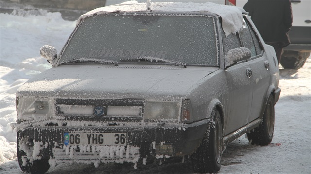 Sıcaklığın sıfırın altında 25 dereceye düştüğü Ardahan'da araçlar bile buz tuttu. 
