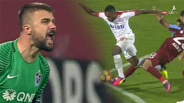 Trabzonspor-Antalyaspor maçında hakem Alper Ulusoy, Mbilla'nın yerde kaldığı pozisyona önce serbest vuruş kararı verdi sonrasında kararını değiştirerek penaltı noktasını gösterdi.
