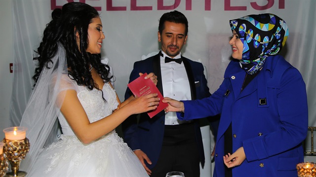 Çiftin nikah şahitliğini yapan Cumhurbaşkanı Erdoğan’ın gelini Reyyan Erdoğan, nikahın ardından evlilik cüzdanını geline verdi.