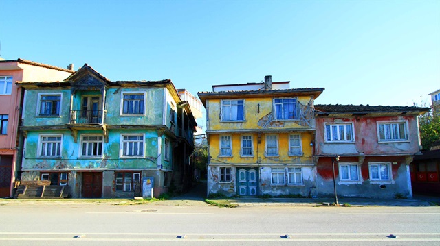 Kocaeli'nin Karamürsel ilçesinde yer alan ve bazı Yeşilçam filmlerinin de çekildiği 9 tarihi evin restorasyonuna başlanacağı bildirildi. 